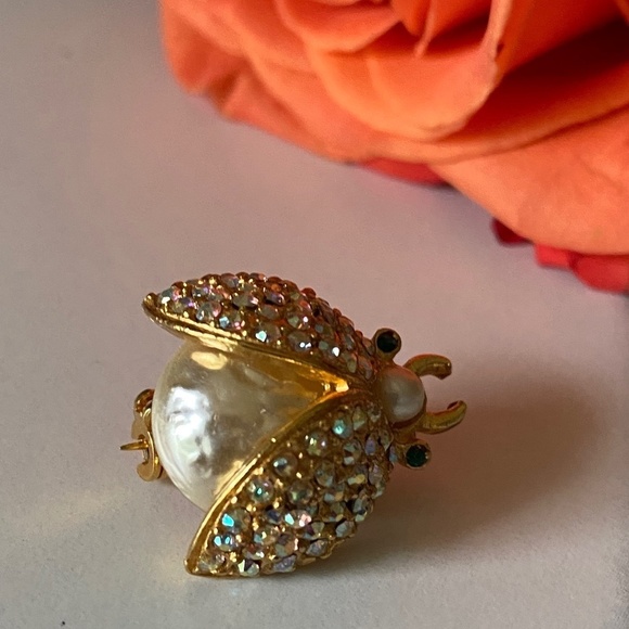 Vintage bee brooch with Pearl and aurora Borealis style crystals gold tone - Picture 1 of 5